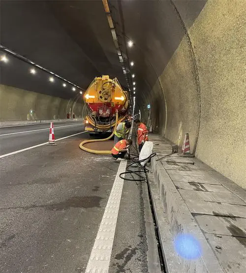 特克斯隧道排水渠清淤